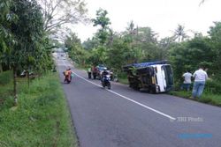 KECELAKAAN WONOGIRI : As Patah, Truk Terguling di Jalan Ngadirojo-Baturetno