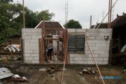 Warga Sragen Gotong Royong Perbaiki Rumah Janda Berusia 107 Tahun