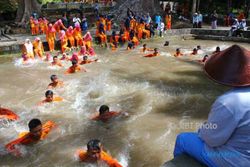 Unik, Sekolah Ini Letakkan Daftar Kelulusan di Ujung Sendang, Siswa Harus Berenang untuk Melihatnya