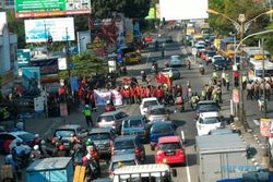 DEMO SUKOHARJO : Mahasiswa UMS Berdemo di Jalan, Lalu Lintas Terganggu