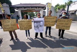 Sejumlah Warga dari "Makaryo" Gelar Aksi Diam Menuntut Pengungkapan Kasus Kekerasan