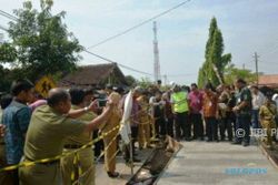 INFRASTRUKTUR KENDAL : Akibat Laporan via Facebook, Jembatan Brangsong Diperbaiki