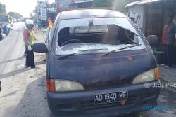 Massa Berseragam Sekolah Rusak Mobil dan Bangunan di Klaten