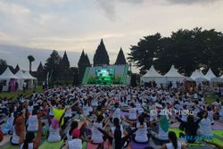 Seribu Orang Menikmati Senja dengan Yoga Bersama Happy Salma di Candi Prambanan
