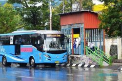 TRANSPORTASI SEMARANG : Jalan Rusak Paksa BRT Trans Semarang Alihkan Rute