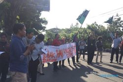 DEMO SOLO : Dukung KPK, HMI Solo Berdemonstrasi Tolak Hak Angket DPR