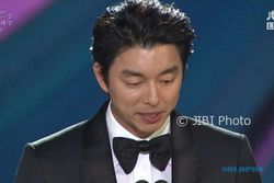 K-POP : Gong Yoo Menangis Terima Penghargaan Baeksang Arts Awards