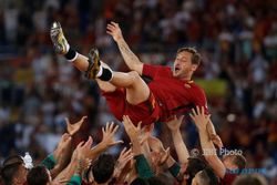 Wow! Jersey Francesco Totti Diluncurkan ke Luar Angkasa