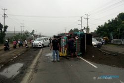 KECELAKAAN KARANGANYAR : Ditabrak Ertiga, Truk Pasir Terguling di Jl. Solo-Sragen