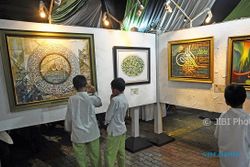 FOTO PAMERAN KUDUS : Kaligrafi Dipamerkan di Masjid Agung