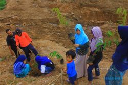 LONGSOR PONOROGO : Anak-Anak Banaran Tanam 1.000 Pohon Durian untuk Perkuat Tanah