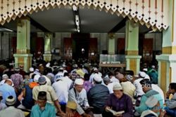 FOTO RAMADAN 2017 : Khusyuk di Masjid Agung Kauman Semarang