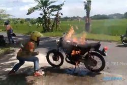 VIDEO UNIK : Niat Pawai Kelulusan, Bocah Ini Malah Harus Padamkan Api di Motornya