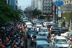 PERPARKIRAN SOLO : Parkir Kendaraan di Kawasan Bisnis Meluber ke Jalan