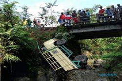 KECELAKAAN PURBALINGGA :  Jembatan Ambrol, Truk Angkut Puluhan Orang Terguling