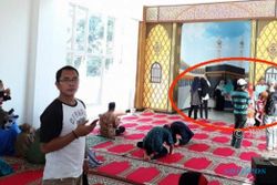 WISATA SEMARANG : Di Masjid Kapal Ngaliyan, Wisatawan Selfie di Depan Orang Salat