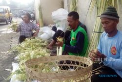 LEBARAN 2017 : Penjual Selongsong Ketupat Mulai Bermunculan di Pasar Tradisional Solo