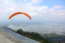 WISATA WONOGIRI : Atraksi Paralayang Tandem di Puncak Joglo Sepi Peminat