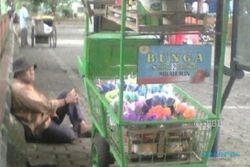 KISAH TRAGIS : Sepi Pembeli, Pedagang Bunga di Salatiga Pancing Perhatian Netizen