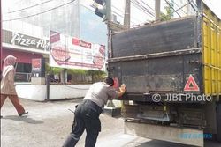 KISAH INSPIRATIF : Bantu Dorong Truk, Polisi di Semarang Ini Tuai Pujian