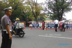 LALU LINTAS SOLO : Antisipasi Macet di Jl. Pakel, Dishub Pasang Barikade di Jl. Adisucipto