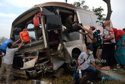 FOTO KECELAKAAN KUDUS : Begini Kondisi Bus Safari Dharma Raya