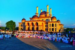 LEBARAN 2017 : Jemaah Salat Id di Masjid Agung Al Aqsha Klaten Meluber ke Jalan