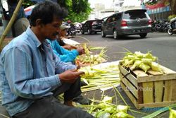 LEBARAN 2017 : Penjual Selongsong Ketupat di Semarang Antusias Sambut Idulfitri