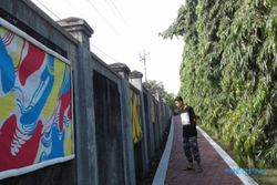 PAMERAN SENI RUPA SOLO : Puluhan Karya Mahasiswa Dipampang di Tembok Pagar FKIP UNS