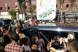Rela Terinjak Demi Sembako Jokowi di Pasar Legi Solo