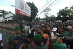 LEBARAN 2017 : Jokowi Bagikan 4.000 Paket Sembako untuk Warga Solo
