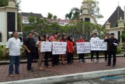 PENDIDIKAN SOLO : Protes PPDB Online dan Tolak 5 Hari Sekolah, Anggota FPDIP DPRD Berdemo