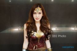 Cantik Banget, Cosplayer Wonder Woman Ini Ternyata Ladyboy Thailand