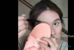 VIDEO UNIK : Sandal Ternyata Bisa Jadi Alat Makeup, Ini Buktinya