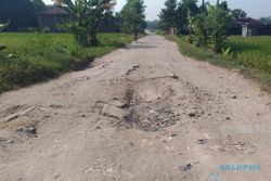 INFRASTRUKTUR SRAGEN : Sering Dilewati Truk Proyek Tol Soker, Jl Sidokerto Rusak Parah