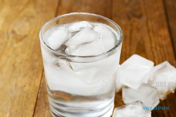 TIPS PUASA : Minum Air Dingin Saat Perut Kosong Bisa Ganggu Pencernaan