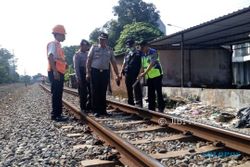MUDIK LEBARAN 2017 : Cek Jalur KA Purwosari-Pajang, Polisi Temukan 4 Besi Pengait Rel Lepas