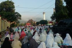 LEBARAN 2017 : Jamaah Salat Id Masjid At-Taqwa Wonogiri Meluber Sampai Depan Gereja