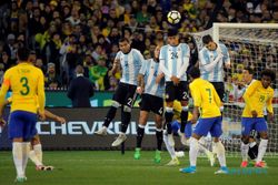 LAGA UJI COBA : Argentina Bekuk Brasil 1-0