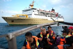 FOTO WISATA JATENG : 2 Kapal Pelni Layari Semarang- Karimunjawa