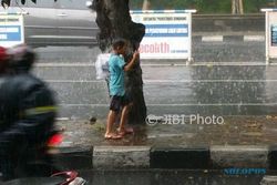 KISAH TRAGIS : Kehujanan Saat Jualan Koran, Anak di Semarang Ini Bikin Haru
