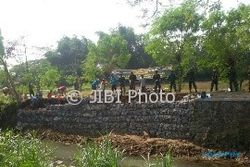 Kodim 0723/Klaten Bantu Cegah Banjir dengan Pasang Bronjong di 3 Sungai