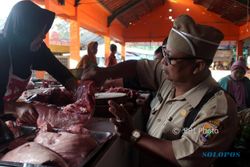 RAMADAN 2017 : Sidak di Pasar Bunder, Tim Disnakan Sragen Temukan Hati Sapi Bercacing
