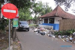 Petugas Libur, Sampah Di TPS Jungke Karanganyar Meluber Hingga Ke Jalan