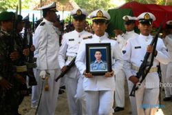 FOTO HELIKOPTER BASARNAS JATUH : Pilot Dauphin Dimakamkan di Grobogan