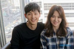 Kirimi Fans Surat, Song Joong Ki Janji Habiskan Sisa Hidup Bersama Song Hye Kyo