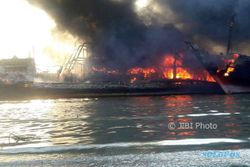 KEBAKARAN PATI : Api Pelumat Kapal Nelayan Juwana Tak Padam hingga Tengah Malam