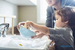 TIPS PARENTING : Bunda, Biasakan Anak Mengerjakan Pekerjaan Domestik Ya...