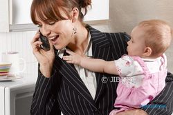 TIPS PARENTING : Pilih Berhenti Bekerja atau Mempekerjakan Pengasuh Anak?
