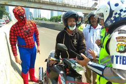 Buka Topeng, Spider-Man “Absurd” yang Bantu Razia Polisi Ini Ternyata...